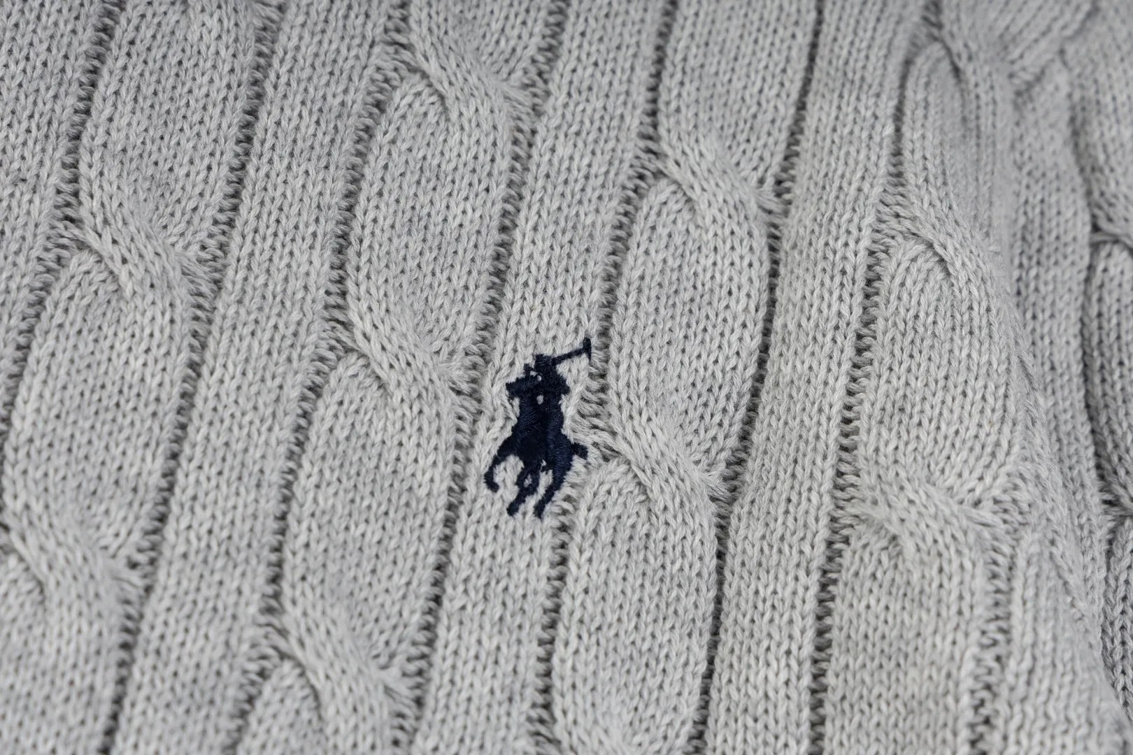P236 #R84 RALPH LAUREN Six-color classic hooded twist pullover sweater with high-density LOGO embroidery on the chest and original custom-made tag accessories. Made of pure cotton yarn, pure cotton is skin-friendly and comfortable, small label war horse embroidered twist hooded sweater 🐎 high quality, follow the blogger to learn how to wear it! Let’s buy a Ralph Lauren cable sweater. It’s a super hard-to-find series after it became popular. It’s hard to find one on the official website. It’s simple and practical to wear, with a lazy and loose feel. The thickened fabric has more texture, feels soft and delicate, and has a loose fit. Whether worn alone or layered, you can wear different styles of fashion with just one piece!   Size: S M L